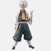 Figurine de Sanemi Shinazugawa, le Pilier du Vent de Demon Slayer, dans une pose agressive avec son torse balafré.