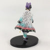 Gros plan sur le visage souriant et la main sur le sabre de la figurine Shinobu Kocho.