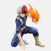 Figurine de Shoto Todoroki de My Hero Academia, utilisant son Alter de glace avec son pied droit et son Alter de feu avec sa main gauche.