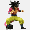 Vue de dos de la figurine Goku SSJ4 18.5cm, montrant sa fourrure rouge et sa queue de Saiyan.