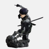 Figurine de Soshiro Hoshina (24cm) dans sa combinaison des Forces de Défense, en posture de combat avec ses deux katanas.