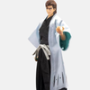 Figurine de Sōsuke Aizen de Bleach dans sa tenue de Capitaine de la 5ème Division, avec ses lunettes.