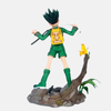 Vue arrière de la figurine diorama de Gon Freecss, montrant les détails de sa tenue verte, de son sac à dos et de la base rocheuse.