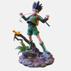 Figurine diorama de Gon Freecss (28cm), vue de face, en posture de combat sur un rocher, chargeant son attaque Jajanken dans son poing.
