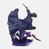 Vue de dos de la figurine de Sung Jin-Woo en pleine action, mettant en avant la sculpture de ses vêtements