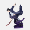 Vue de profil de la figurine de Sung Jin-Woo, montrant son mouvement et le dynamisme de son manteau.