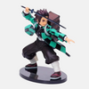 Figurine de Tanjiro Kamado de Demon Slayer en pleine pose d'attaque, sabre de Nichirin à la main.