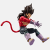 Vue de profil de la figurine Vegeta SSJ4 18cm, montrant sa fourrure rouge et son pantalon bleu.