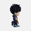 Gros plan sur la figurine vinyle de Sung Jin-Woo de Solo Leveling, montrant la qualité de la peinture de son visage.