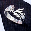 Main portant la bague Hollow d’Ichigo Kurosaki, gros plan