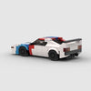 Vue de trois-quarts arrière de la BMW M1 Motorsport à construire, mettant en avant son aileron.