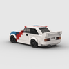 Vue de dessus du modèle de BMW M3 E30 Motorsport en briques, montrant le toit et le capot.