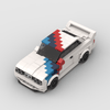 Vue de face de la BMW M3 E30 Motorsport en briques, montrant la calandre et les phares emblématiques.