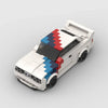 Vue de profil de la BMW M3 E30 Motorsport en briques, montrant la longueur et les détails du modèle.