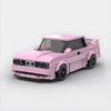 Kit de construction d'une BMW M3 E30 rose en briques, montrant la vue de trois-quarts avant.
