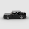 Vue de profil de la BMW M3 E30 en briques, montrant la longueur et les détails du modèle.