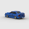 Vue de trois-quarts arrière de la BMW M3 E36 à construire, mettant en avant son aileron.