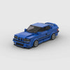 Vue de profil de la BMW M3 E36 en briques, montrant sa longueur et les détails du modèle.