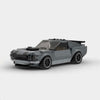 Kit de construction d'une Ford Mustang GT BOSS 302 grise en briques, montrant la vue de trois-quarts avant.