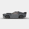 Vue de trois-quarts arrière de la Ford Mustang BOSS 302 à construire, mettant en avant son aileron.