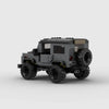 Vue de trois-quarts arrière du Land Rover Defender à construire, mettant en avant sa roue de secours.