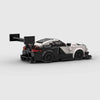 Vue de trois-quarts arrière de la Nissan 370z à construire, mettant en avant son aileron.