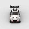 Vue de profil de la Nissan 370z en briques, montrant sa longueur et les détails du modèle.