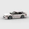 Vue de trois-quarts arrière de la Nissan Silvia S14 à construire, mettant en avant son aileron.