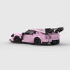 Vue de profil de la Porsche GT3 RS rose en briques, montrant la longueur et les détails du modèle.