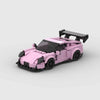 Kit de construction d'une Porsche GT3 RS rose en briques, montrant la vue de trois-quarts avant.