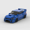 Kit de construction d'une Subaru WRX STI bleue en briques, montrant la vue de trois-quarts avant.