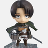 Vue de profil de la Nendoroid de Livaï Ackerman, mettant en valeur son équipement tridimensionnel et son socle articulé.