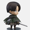 Figurine Nendoroid de Livaï Ackerman de L'Attaque des Titans, en uniforme du Bataillon d'exploration avec une expression standard et sa cape.