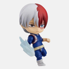 Nendoroid de Shoto Todoroki utilisant son Alter de glace, avec son visage de combat et un mur de glace à ses pieds.