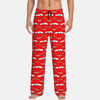 Homme portant le pantalon pyjama Flash McQueen "Regard", montrant la coupe et le design "all-over".