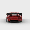 Vue arrière du set de construction de la Porsche GT3 RS rouge, mettant en avant l'aileron massif.
