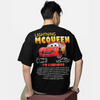 Gros plan sur le T-shirt noir montrant le design de Flash McQueen et l'inscription "I'm Lightning".