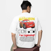 Gros plan sur le T-shirt noir montrant le design de Flash McQueen et l'inscription "I'm Lightning".