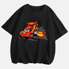 T-shirt noir pour enfant avec un grand design de Flash McQueen modifié, montrant un gros moteur V8 apparent.