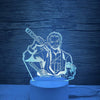 Lampe LED bleue Zoro en vue de profil, ambiance nocturne